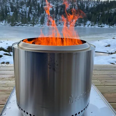 Peaceful Lakefront Tjaldal